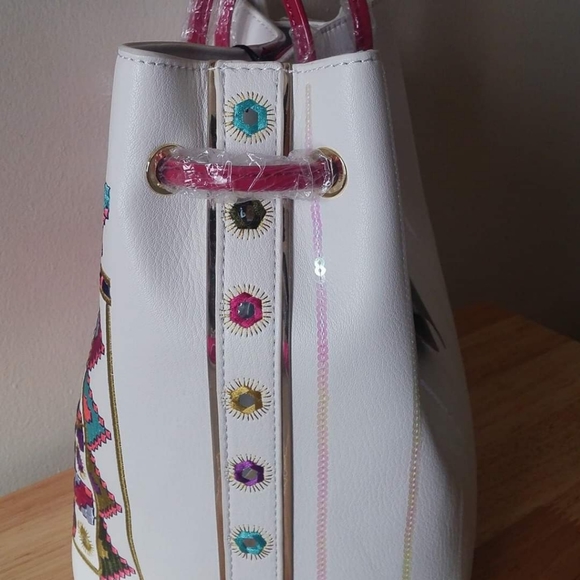 Nicole Lee Bucket Bag - Picture 4 of 4